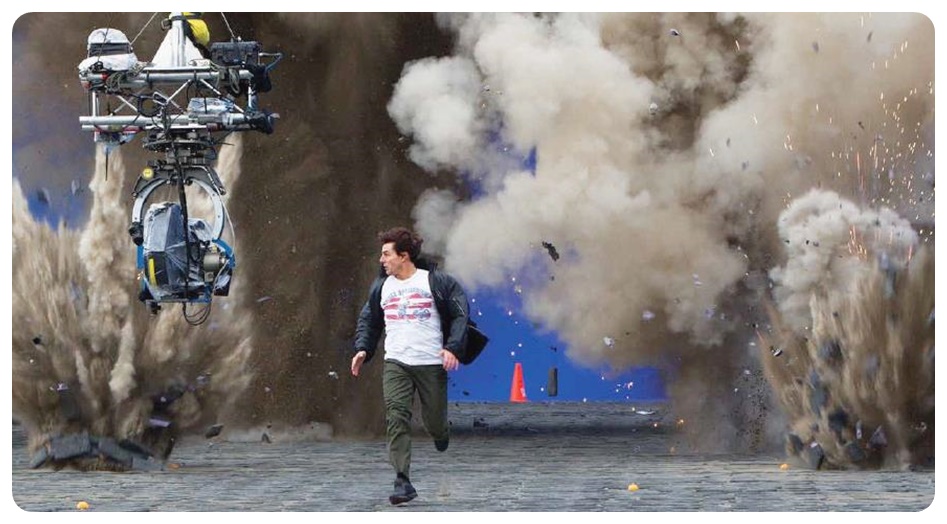 촬영 카메라와 달리는 이던 헌트