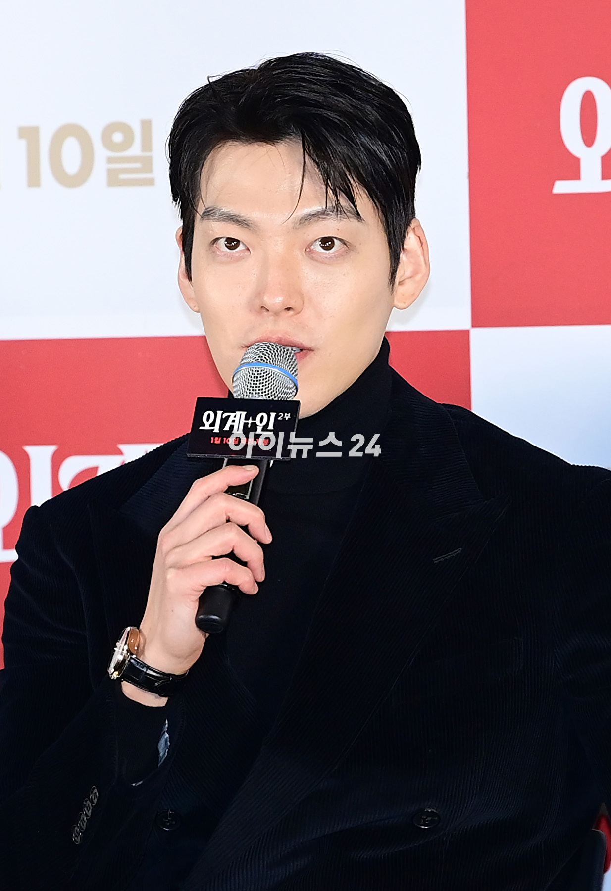 배우 김우빈이 3일 오후 서울 CGV용산아이파크몰에서 열린 영화 &#39;외계인 2부&#39;(감독 최동훈) 언론시사회에 참석하고 있다. [사진=정소희 기자]