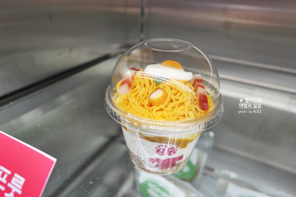 더현대서울 88라면스테이지, 라면종류는 물론 라면의 모든 것들을 구매할 수 있는 팝업스토어