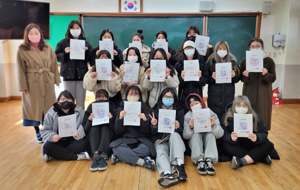 합격증을 들고 있는 미술중점과정 학생들