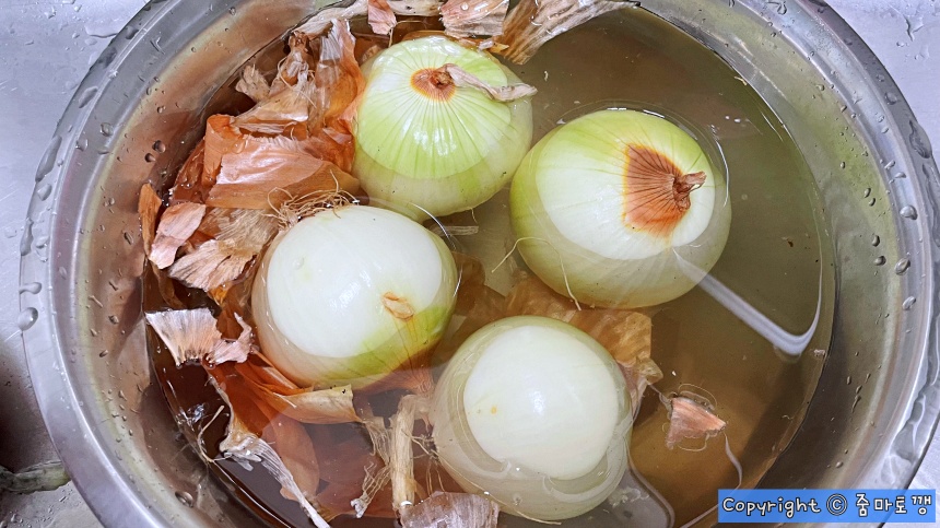 맵지않게-양파-껍질-벗기는법