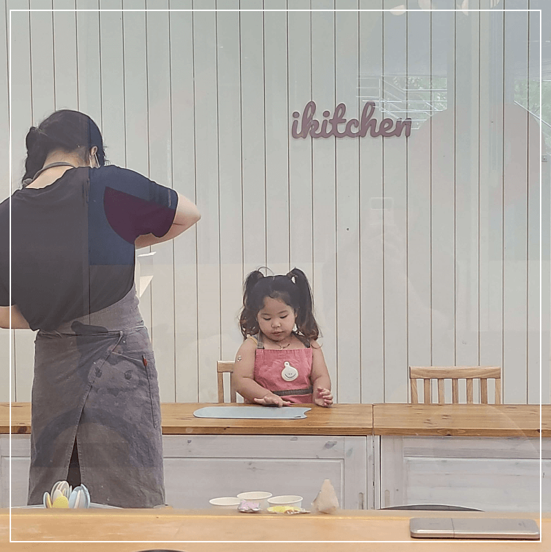 아이키친-키즈-쿠킹-클래스에서-요리-수업을-받는-아이