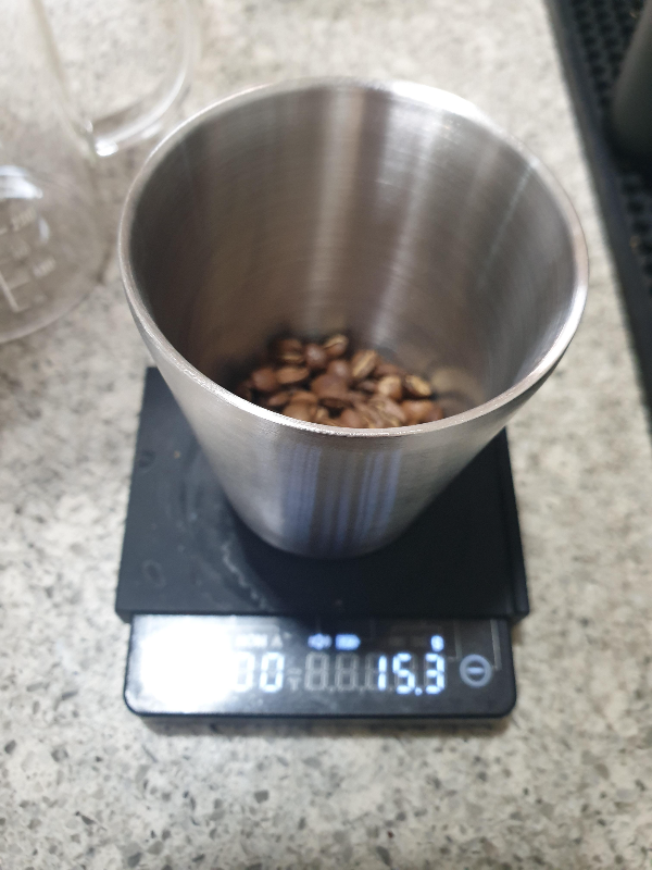 저울 위에 15.3g의 원두가 담긴 컵이 올려져 있다.