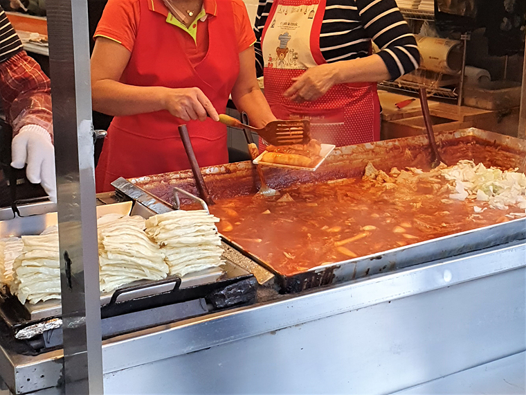 떡볶이와-만두-조리중