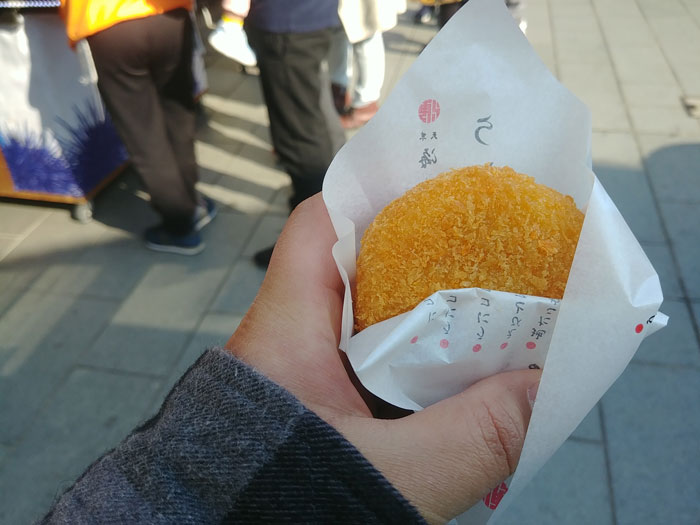 조사이엔-상점가에서-판매하는-성게알-고로케