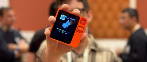 [CES 2024] AI&nbsp;스타트업&nbsp;래빗, 소형 AI 장치로 현실 마법 위해 앱을 작동시킨다 VIDEO: Post-phone era? Tiny 'rabbit' AI device ditches apps for real-world magic