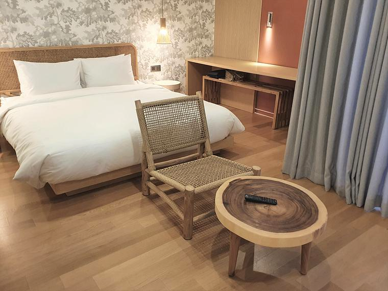 침대-앞-의자와-테이블