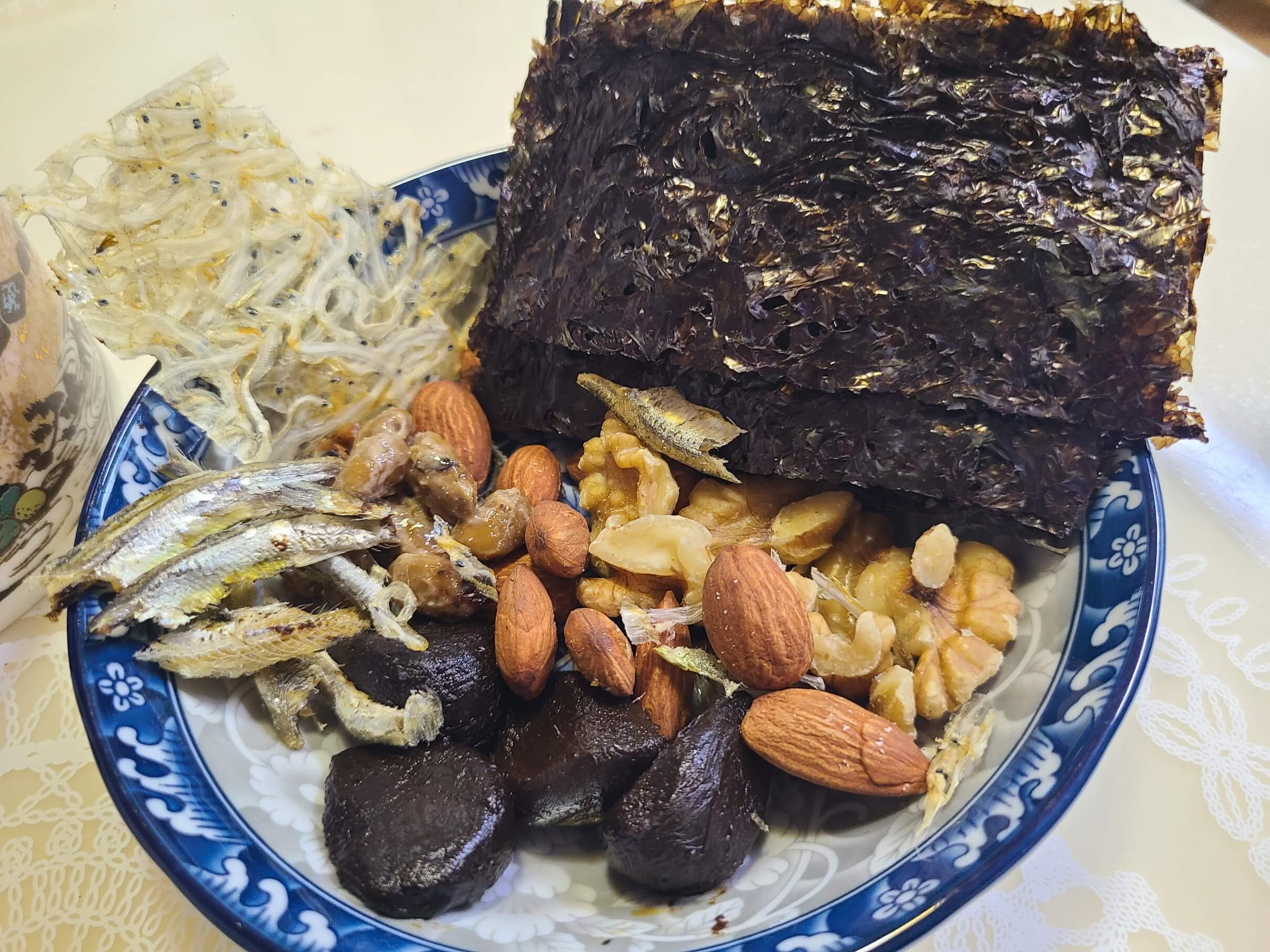 김, 흑마늘, 청국장, 멸치, 뱅어포, 아몬드, 호두