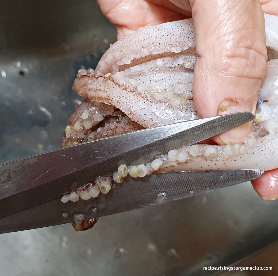 오징어 튀김을 하기 위해서 오징어 다리를 손질하는 사진