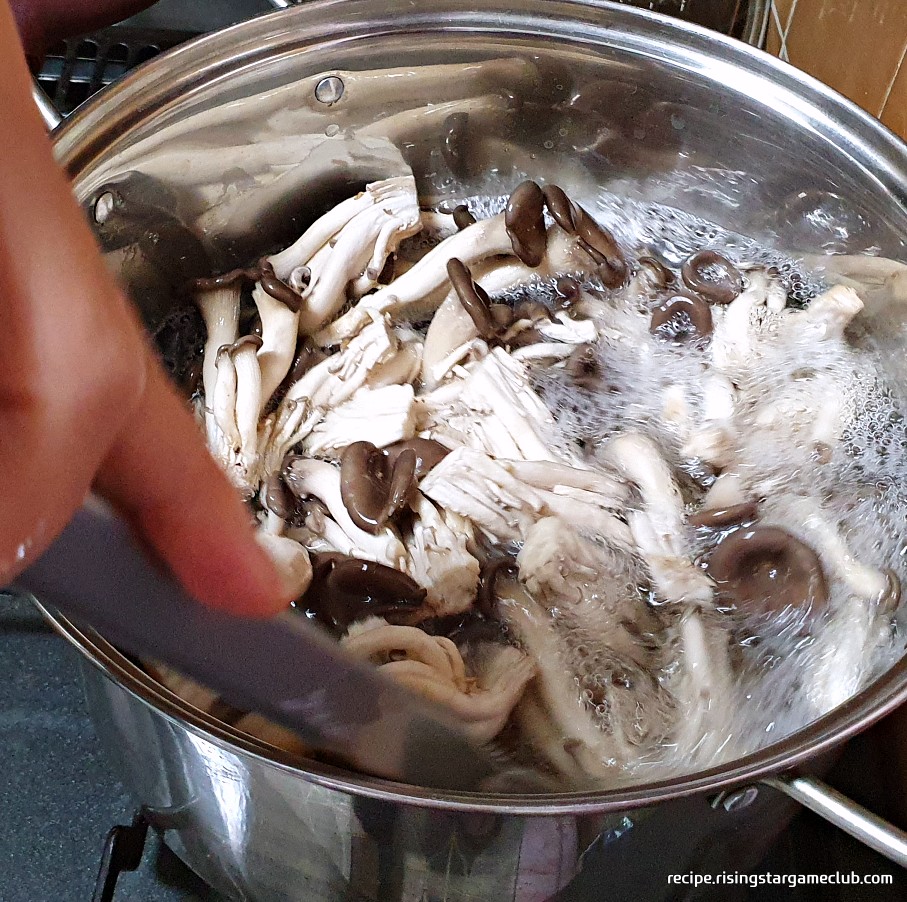 끓는 물에 느타리버섯을 데치는 사진