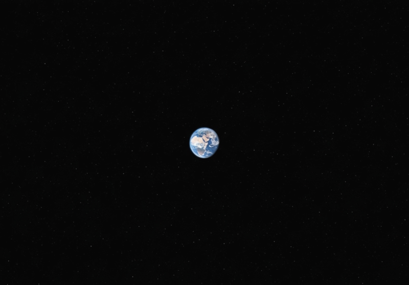 "지구는 광활한 우주에 떠 있는 창백한 푸른 점(Pale Blue Dot)에 불과하다."