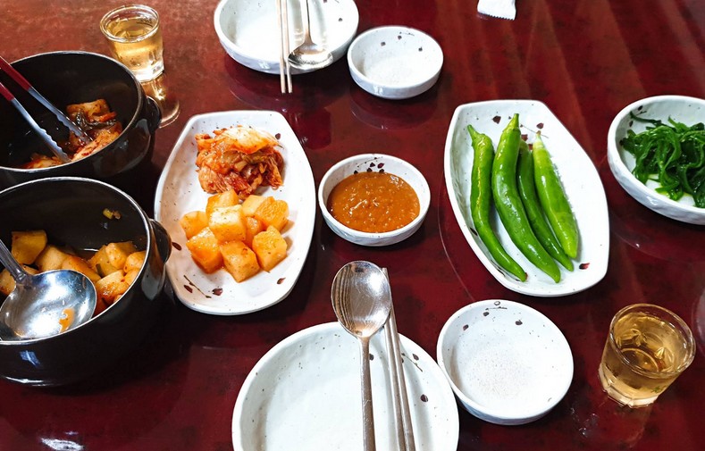 식사 전에 서비스로 인삼주 한 잔이 제공