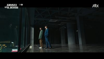 순양 그룹 건물이 내려다 보이는 옆 건물에서 대화를 나누고 있는 진도준과 오세현