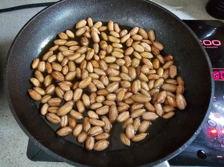 꿀을 넣고 졸인다