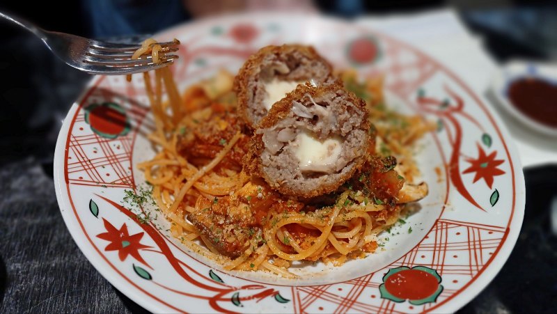 멘치까스 까르보나라