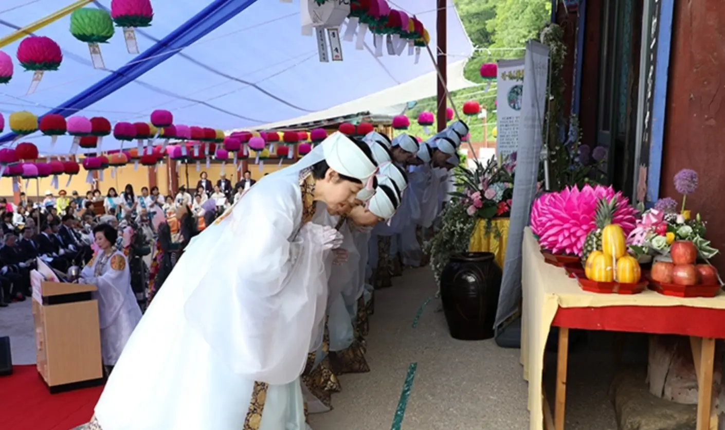 부처님오신날 육법공양하는 모습