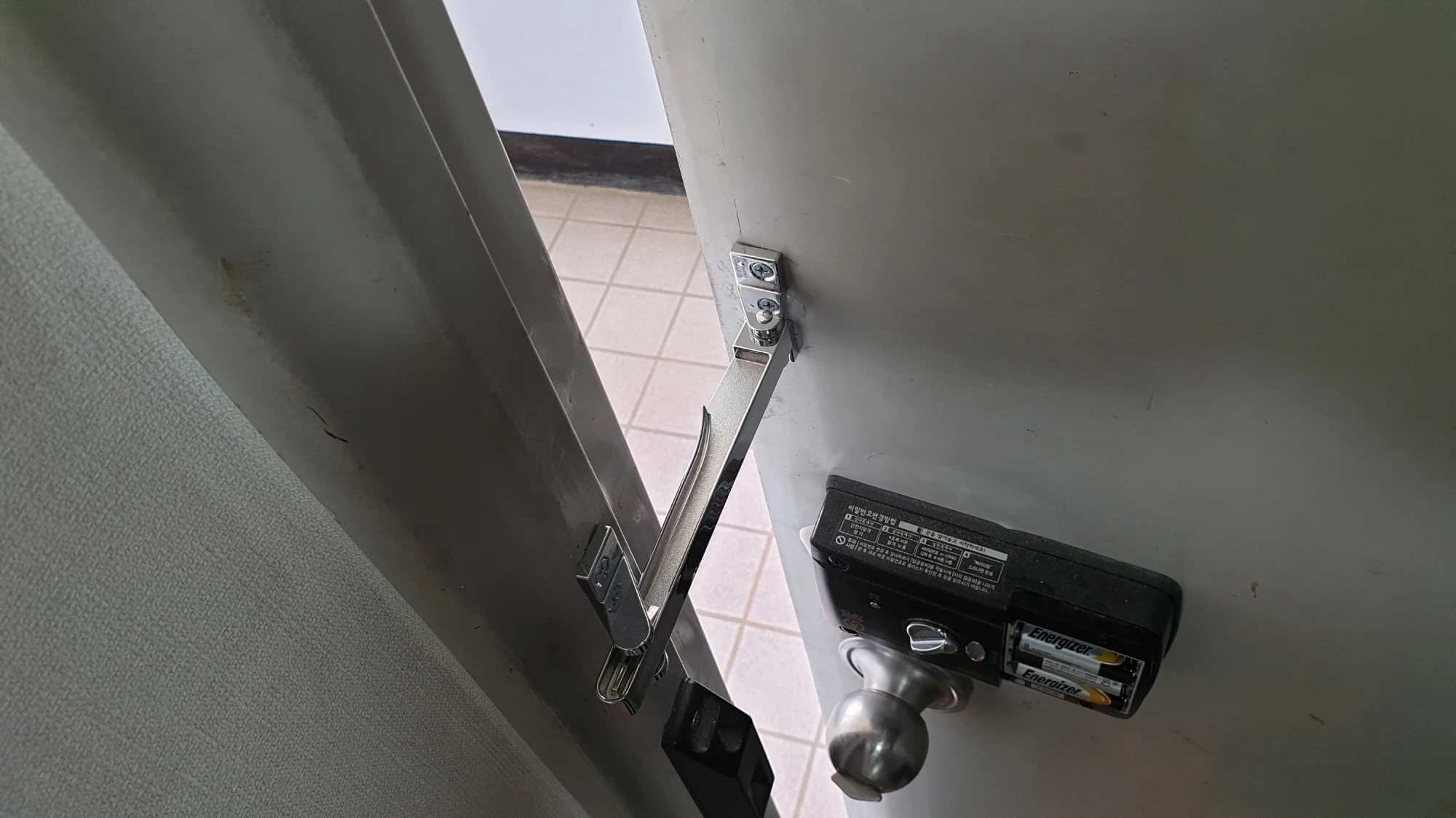 현관문 안전고리 모습