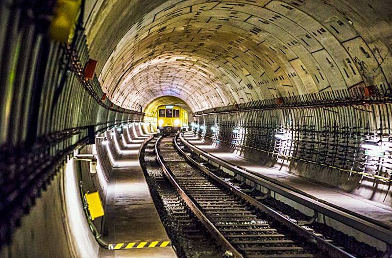 지하철-통로에-열차가-들어오는-모습