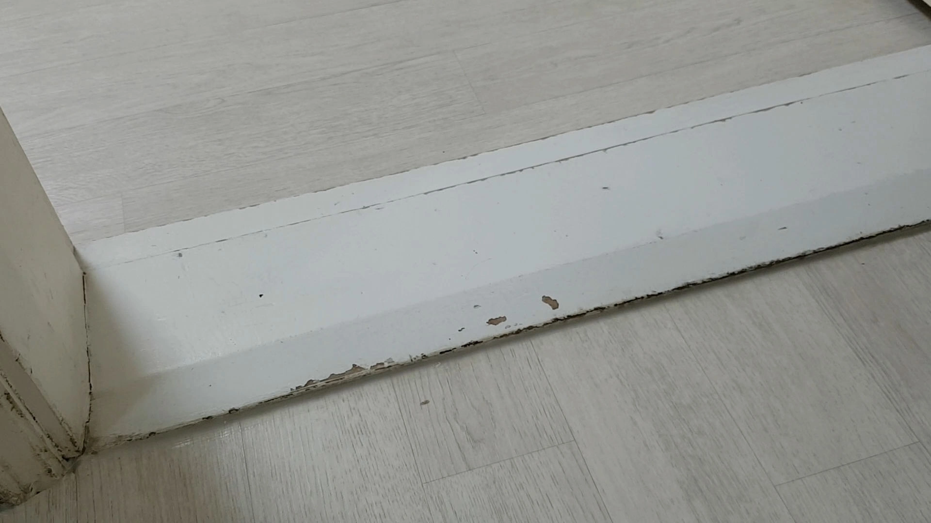 지저분한 방문턱