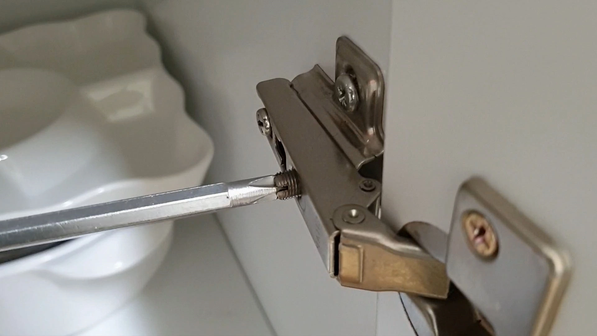 문 간격 조정 모습