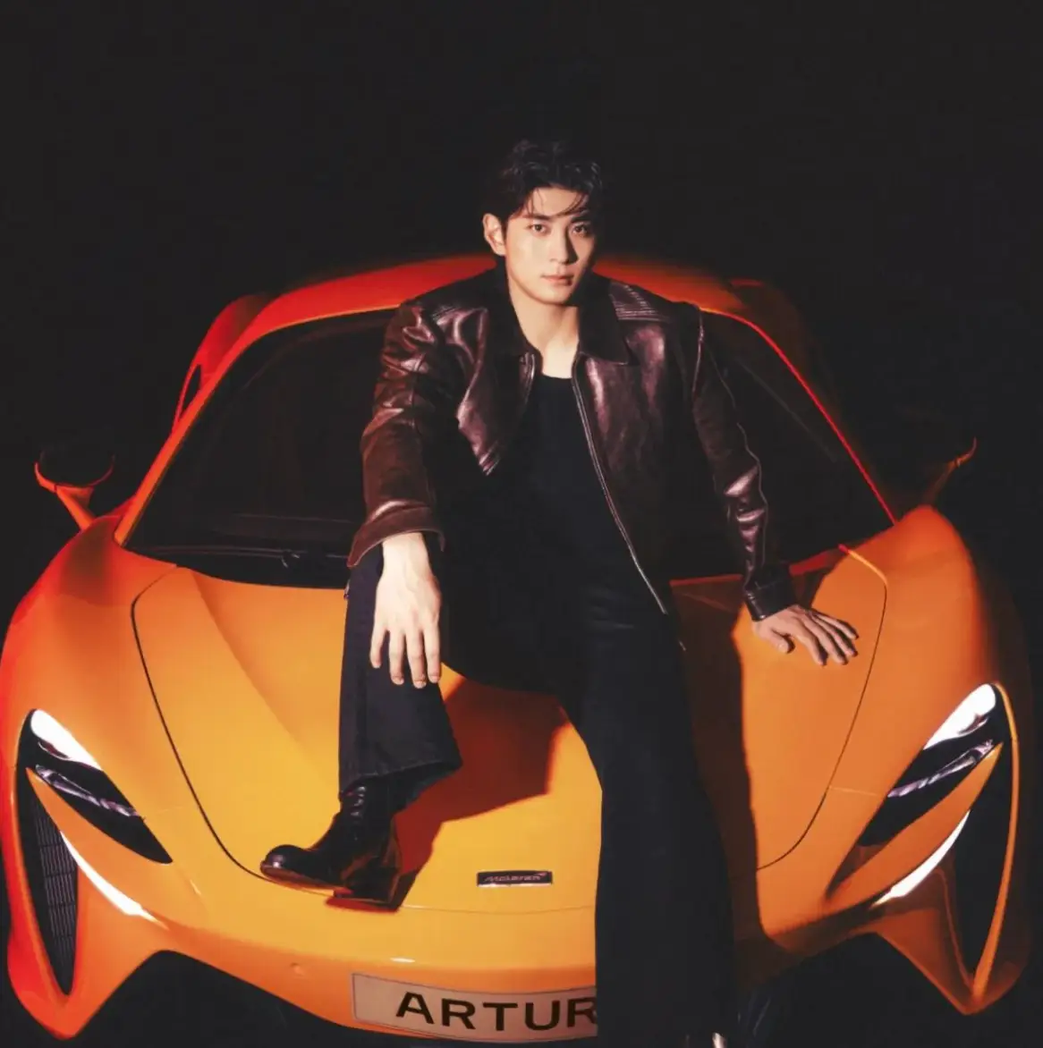 이정후-검은배경 주황색 스포츠카에 앉아 있는 이정후