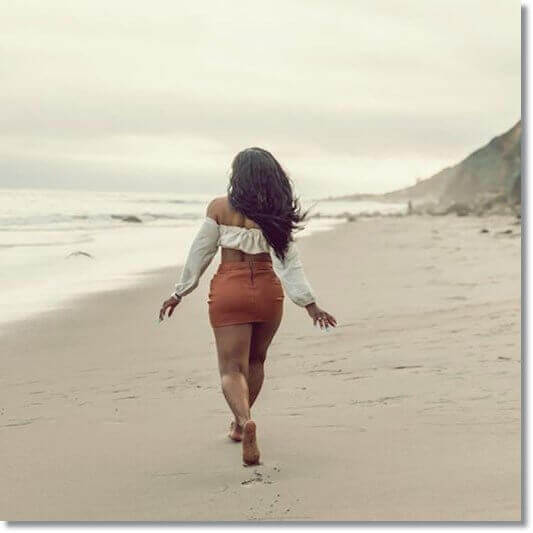 맨발로 걷기 효능 체지방 제거, 백사장 걷는 비만 여성