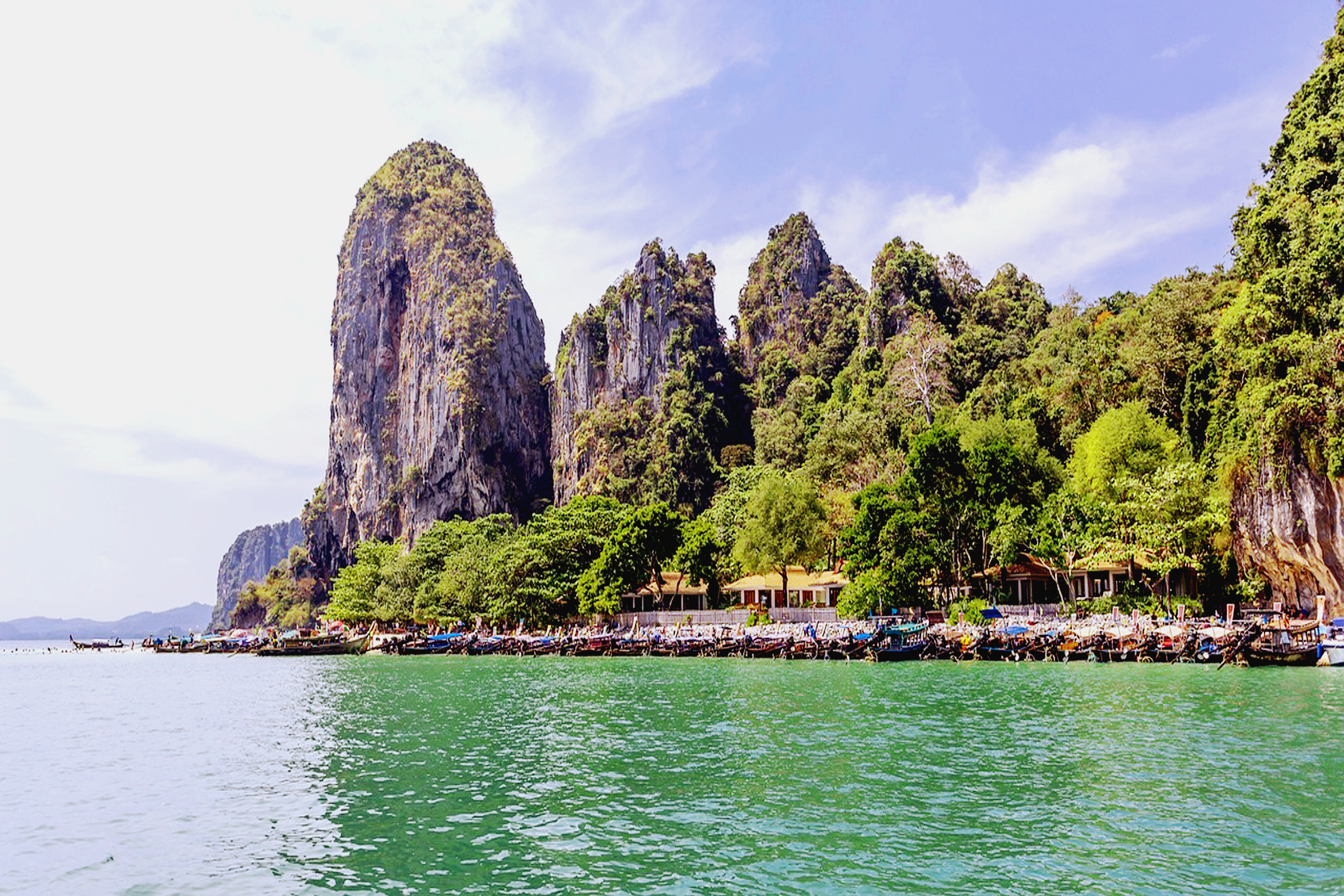 푸른 바다와 웅장한 절벽을 배경으로 한 여행지 풍경, 자유와 재도전을 상징하는 실버세대의 라이프스타일 이미지