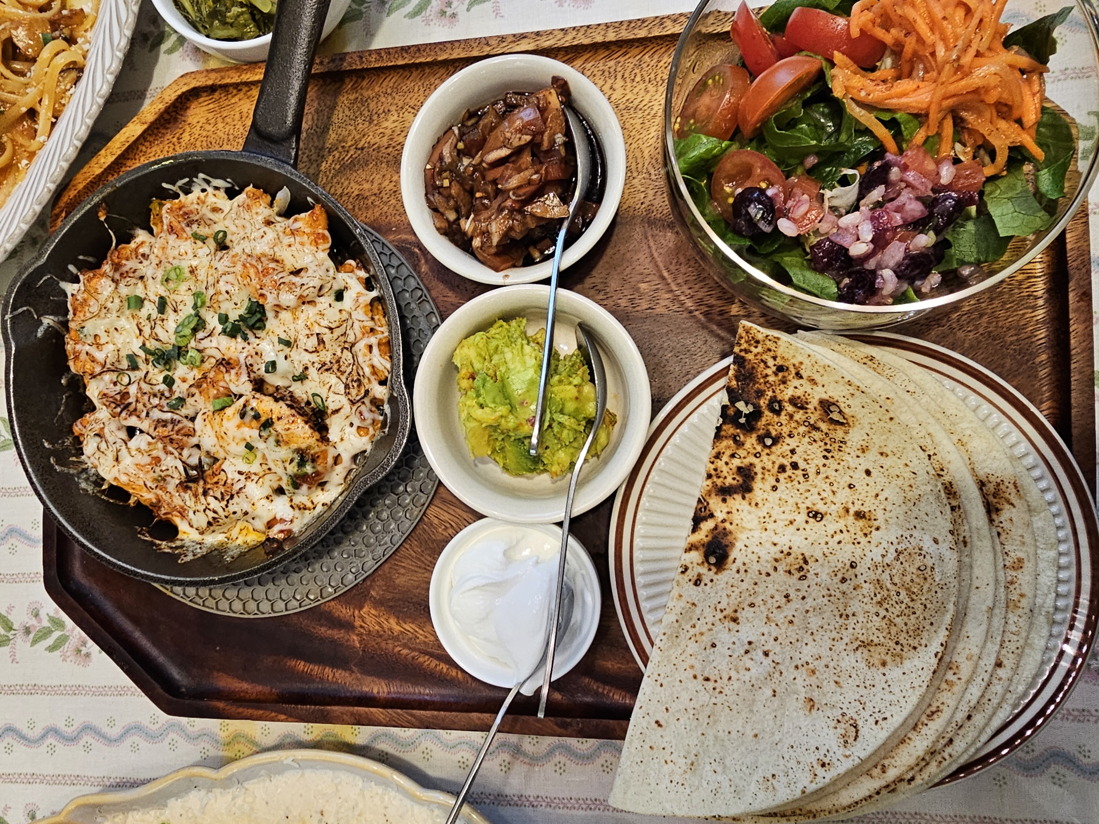 산본 포트럭 멕시칸 플래터 전체 샷