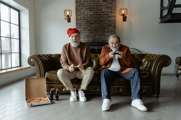 남자 노인 두명이 게임하고 있는 사진