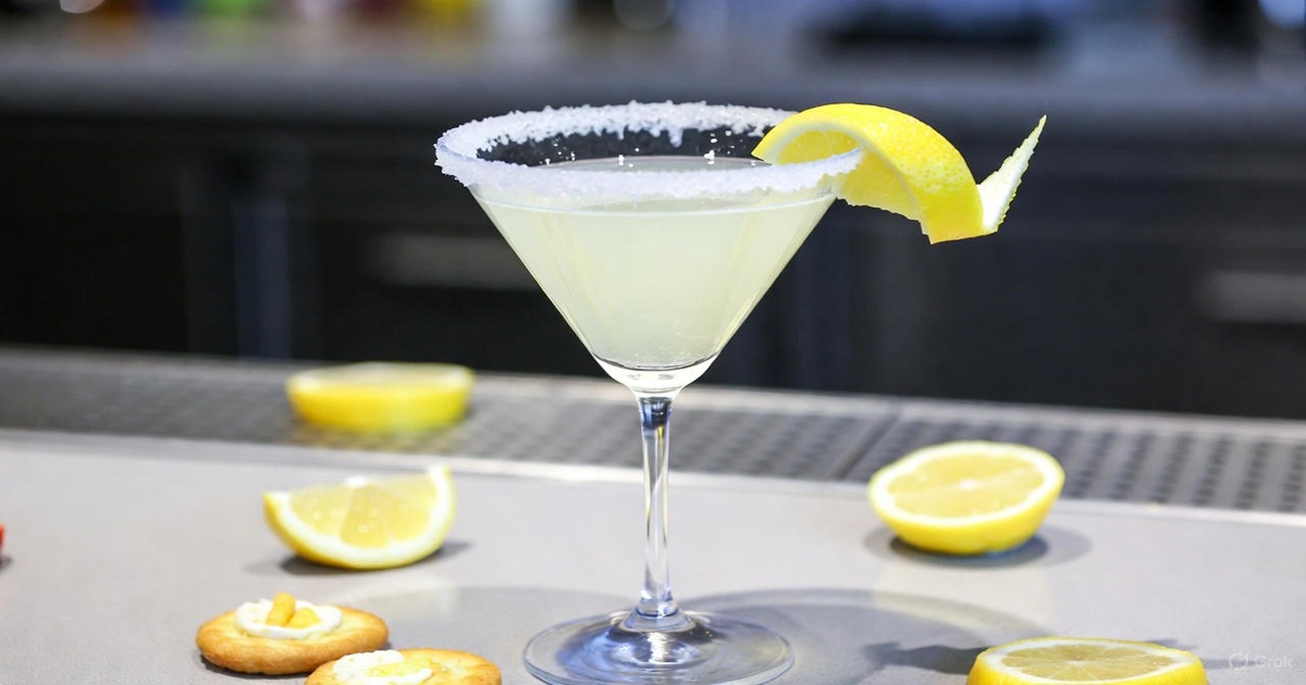 레몬 드롭 마티니 황금 레시피 & 유래 및 완벽한 안주 추천