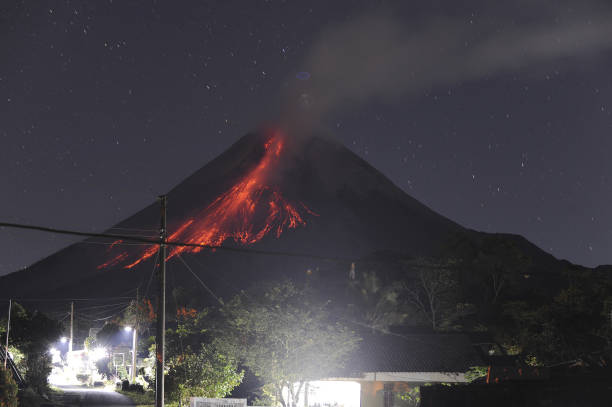 메라피 화산 분출 장면
