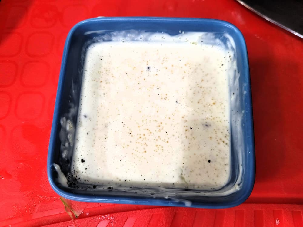 마요네즈와 날치알을 섞은 김쌈 소스