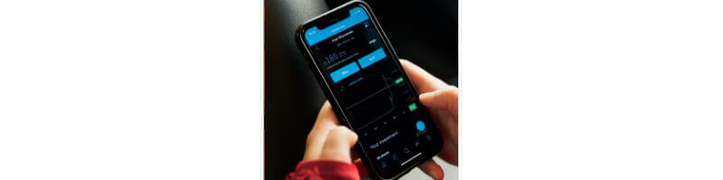 스마트폰-주식-어플-하는-모습