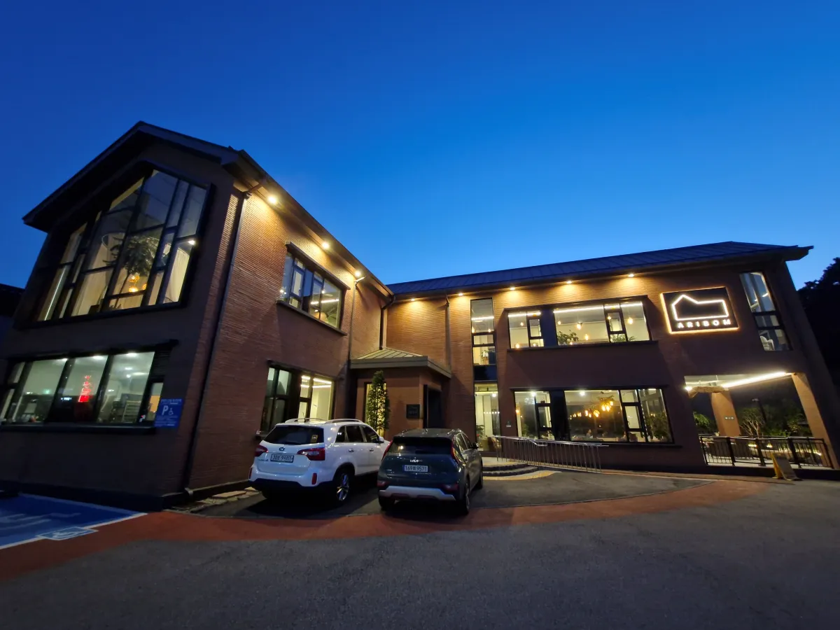 저녁노을아래-조명이-멋진-아리봄-카페-건물