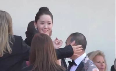 손흔드는 윤아