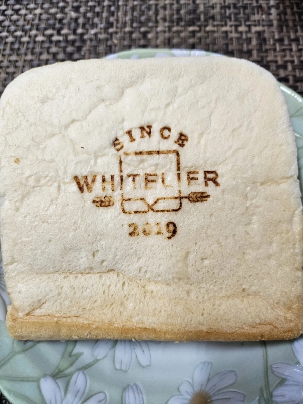 화이트리에식빵-식빵단면 모양-접시