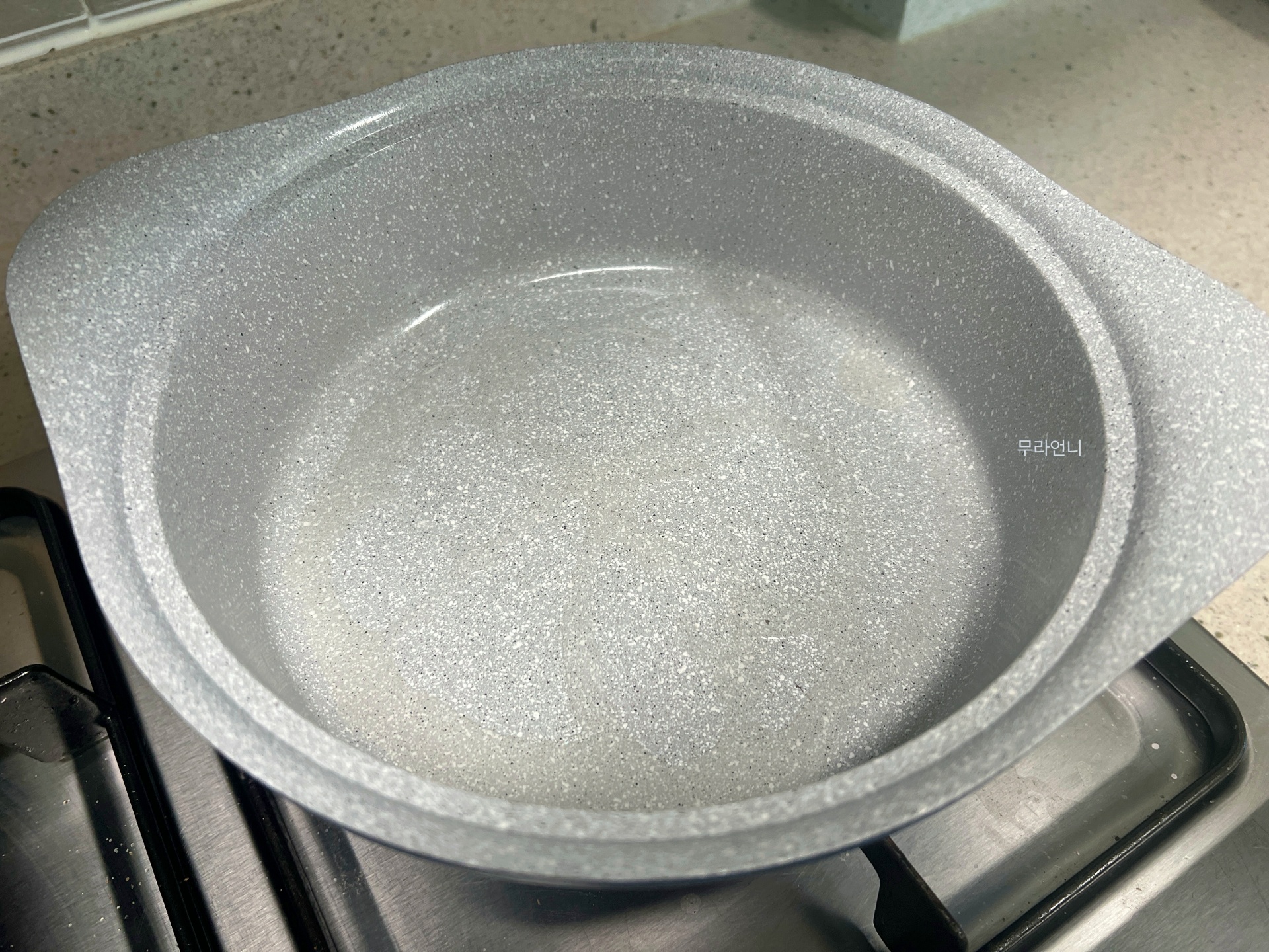 고기를 볶기 위해 냄비에 기름을 둘러요