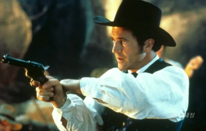 총을 겨누고 있는 멜 깁슨