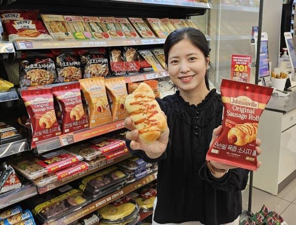 빵을 들고 있는 여자 모델