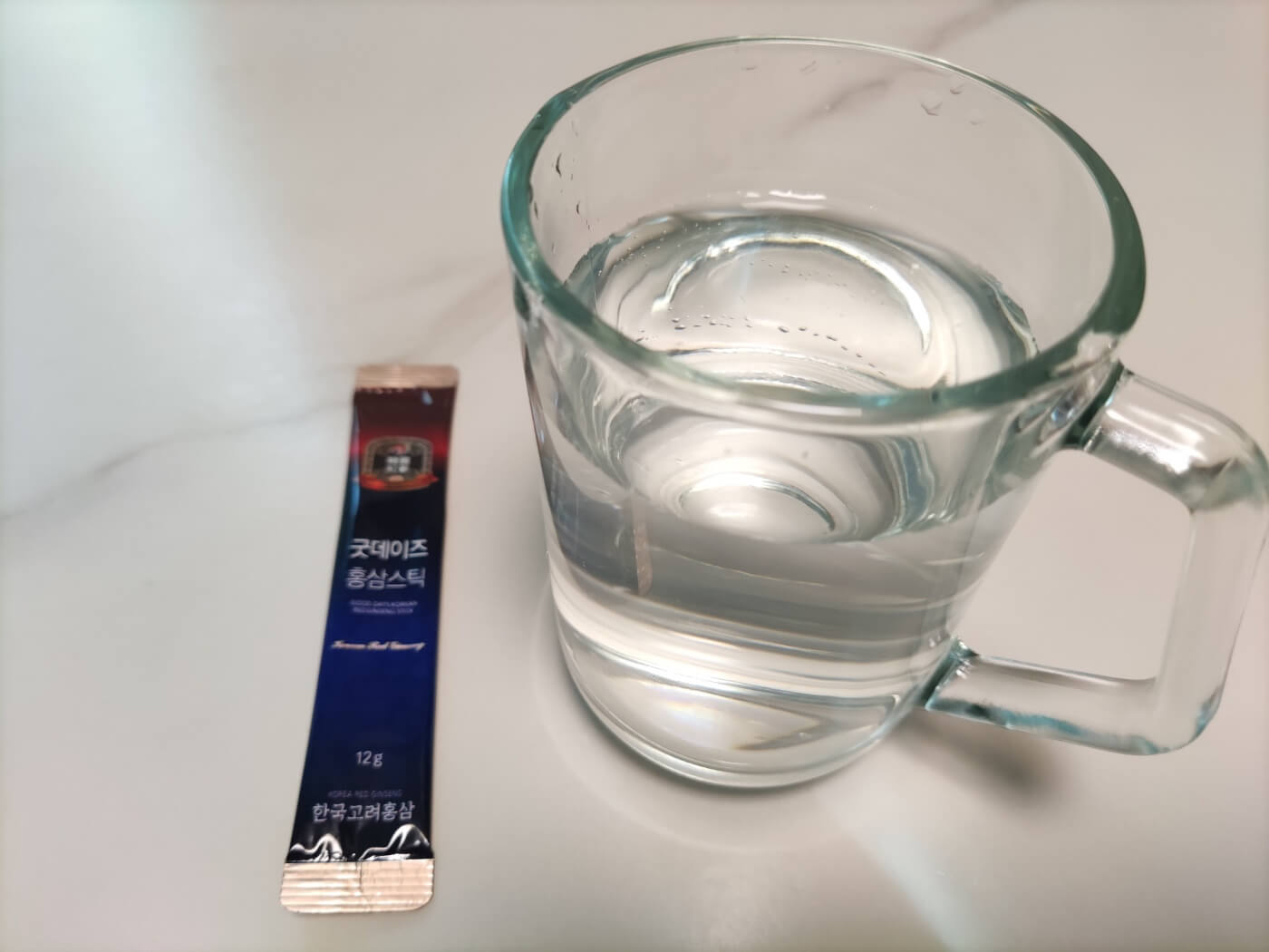 아침 공복에 물 한 컵과 함께 간편하게 섭취하는 홍삼 스틱