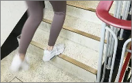 계단 오르는 모습