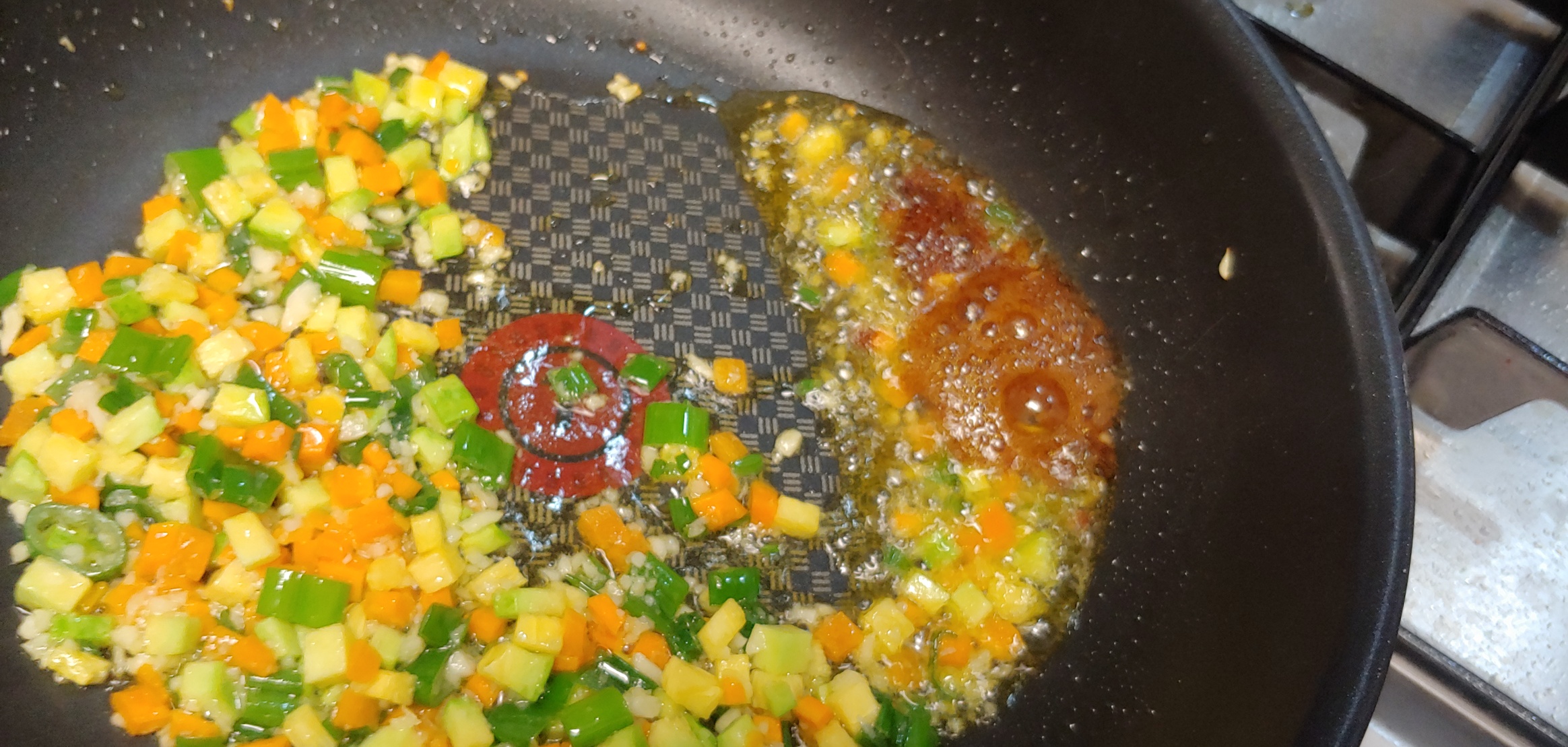 간장만 끓여야 하는데 기름이 섞여버렸습니다. 하지만 그대로 진행하죠 상남자 스타일로