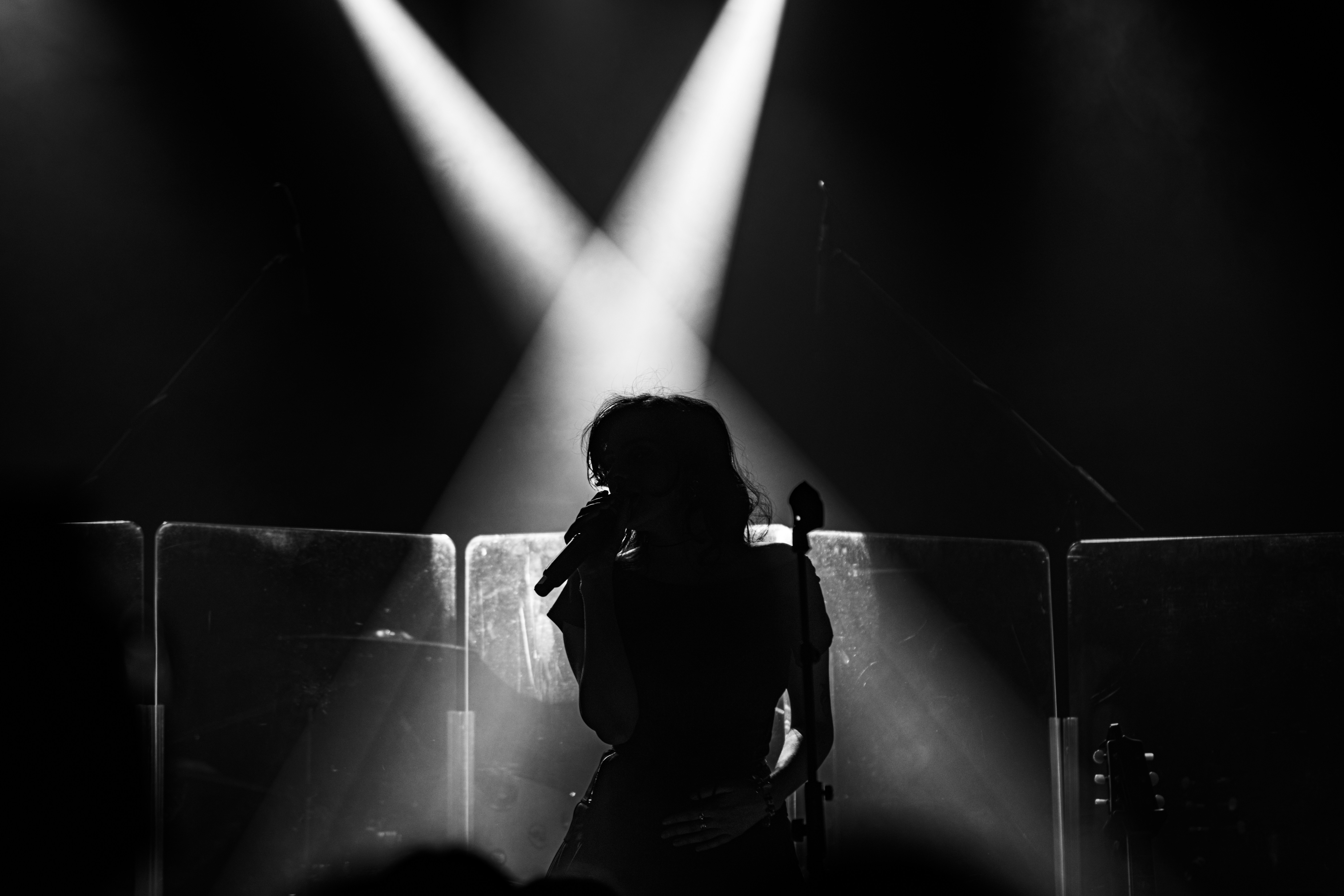 무대 중앙에 여성 참가자 실루엣 관련 사진