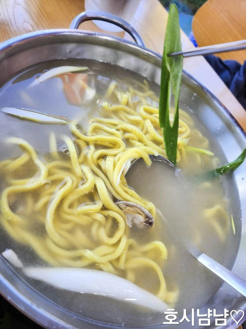 쫄깃한 식감이 살아있는 노란색 칼국수 면발