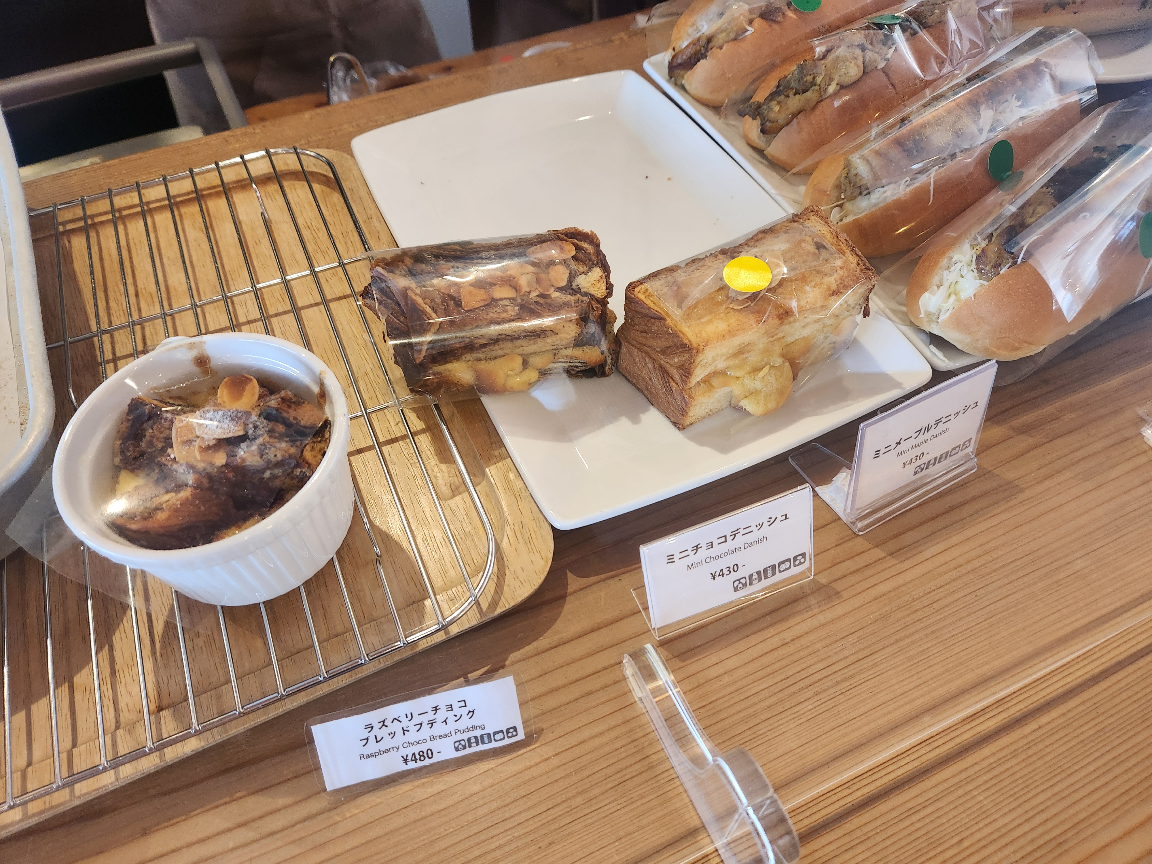 카페 마운트 진열대에 놓인 브레드 푸딩과 초코 데니시, 샌드위치 메뉴