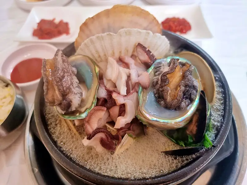 동해 대왕 문어로 만든 문어 삼합, 문어 전복 뚝배기 전골 속초 맛집 추천
