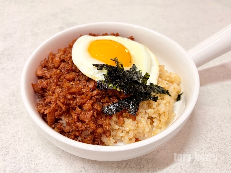 노른자가 살아있는 계란 프라이와 바삭한 김가루를 올린 스팸 덮밥 완성 사진