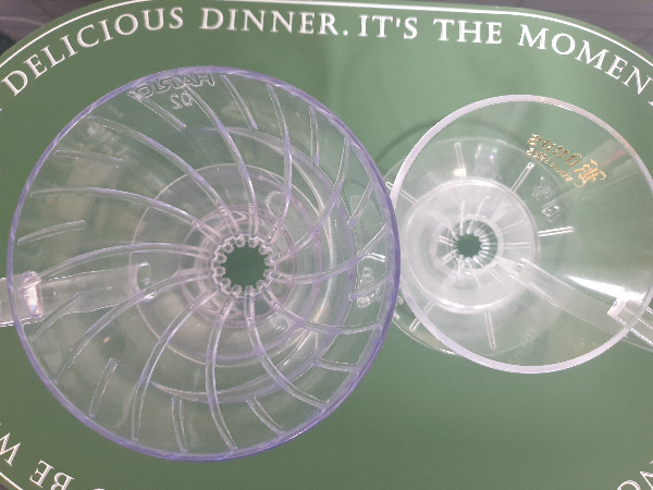 초록색 매트위에 하리오 v60과 고노 드리퍼가 놓여있다. 고노의 리브가 짧다