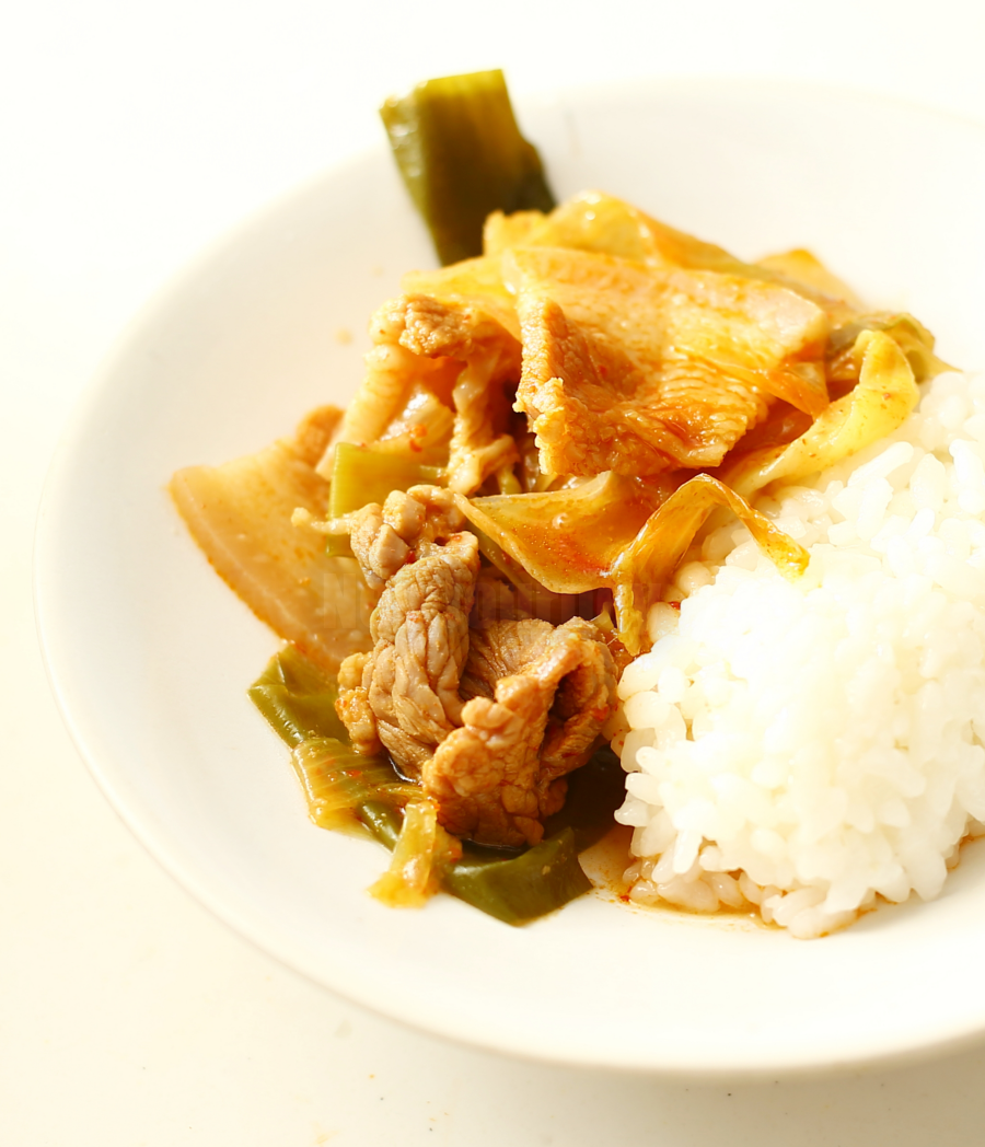 흰 쌀밥과 곁들인 돼지고기 김치찌개 상차림, Serving Kimchi stew with a bowl of steamed white rice