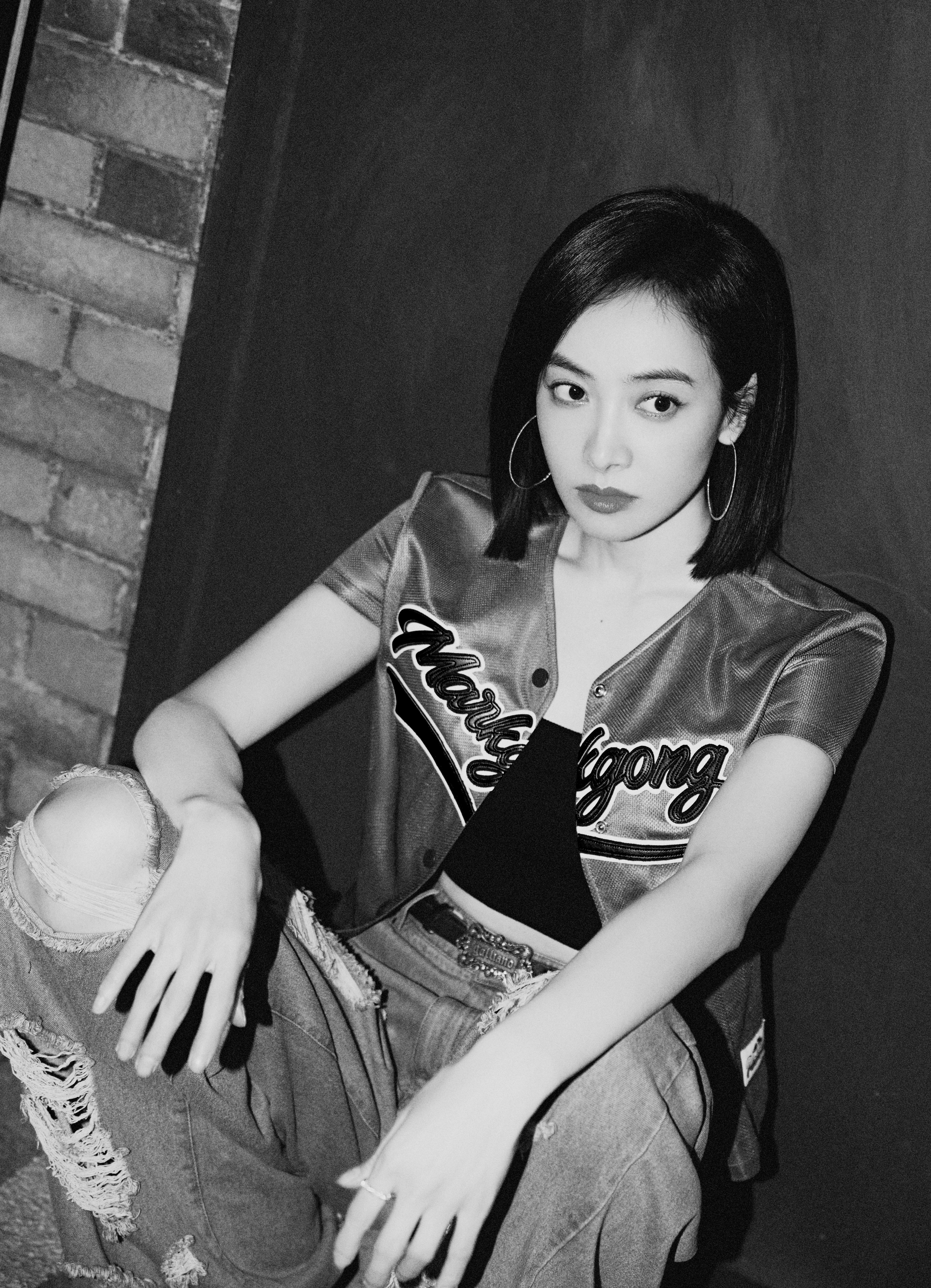 쪼그려 앉은 빅토리아 송치엔의 흑백 사진